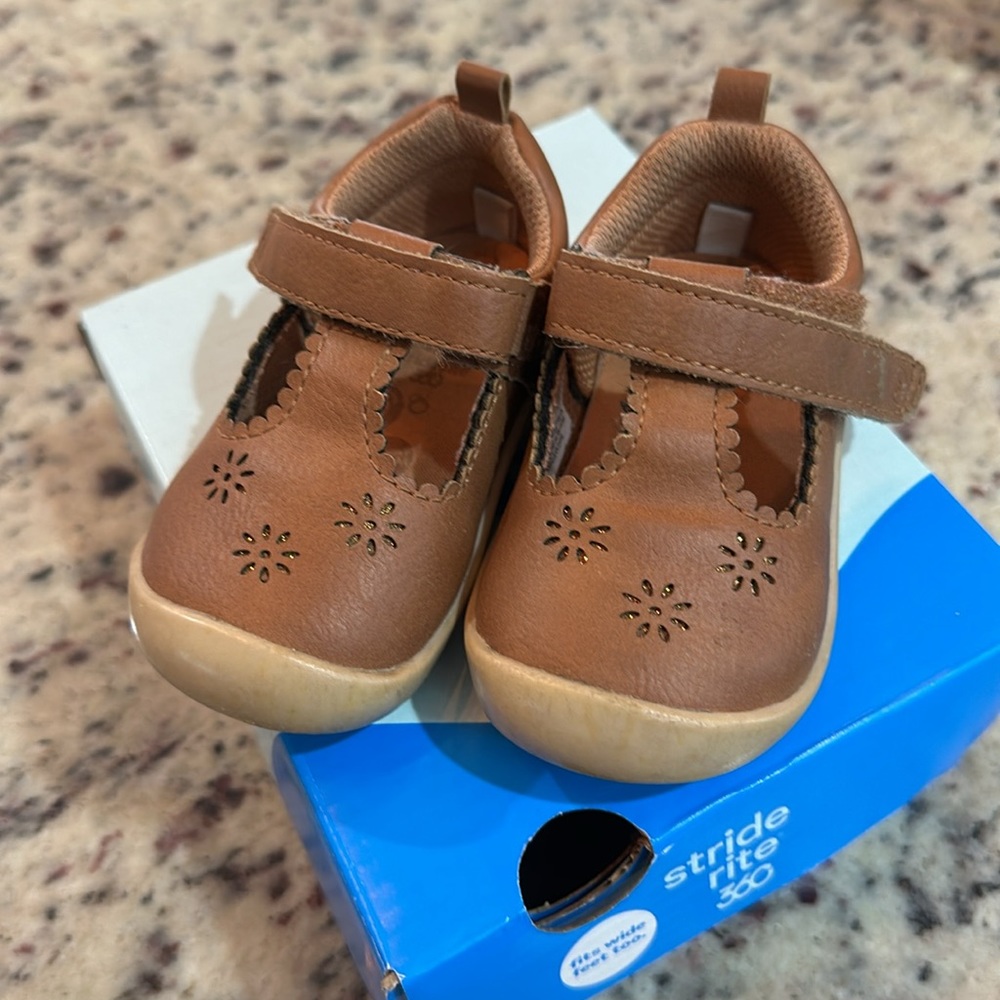 Used Mary Jane stride rite toddler shoes